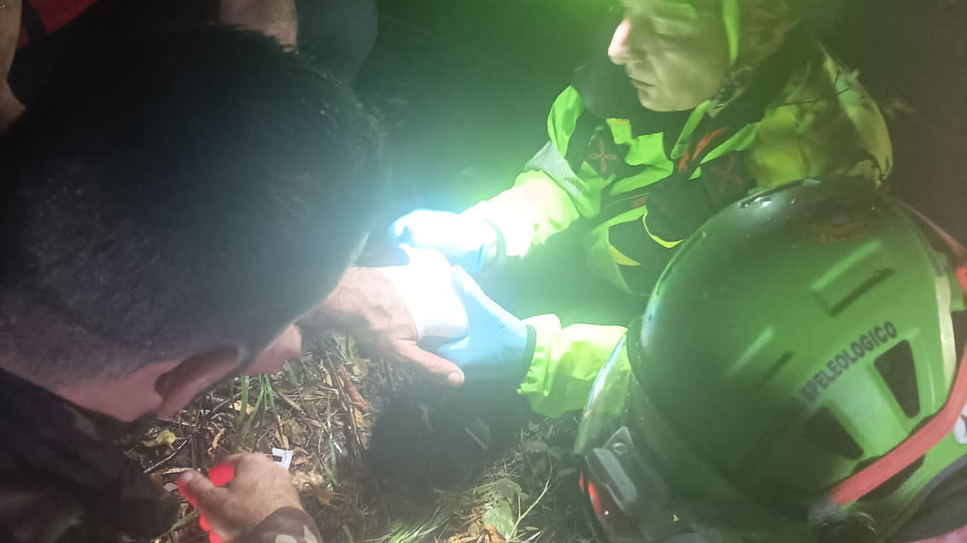 Speleologo rimane ferito durante un’escursione: portato in salvo dal Soccorso Alpino