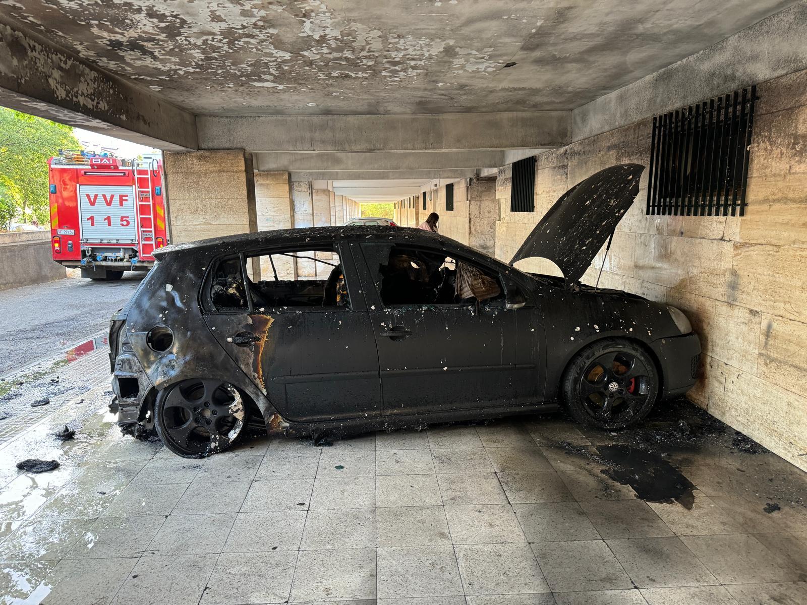 Auto distrutta da incendio doloso: indagano i Carabinieri
